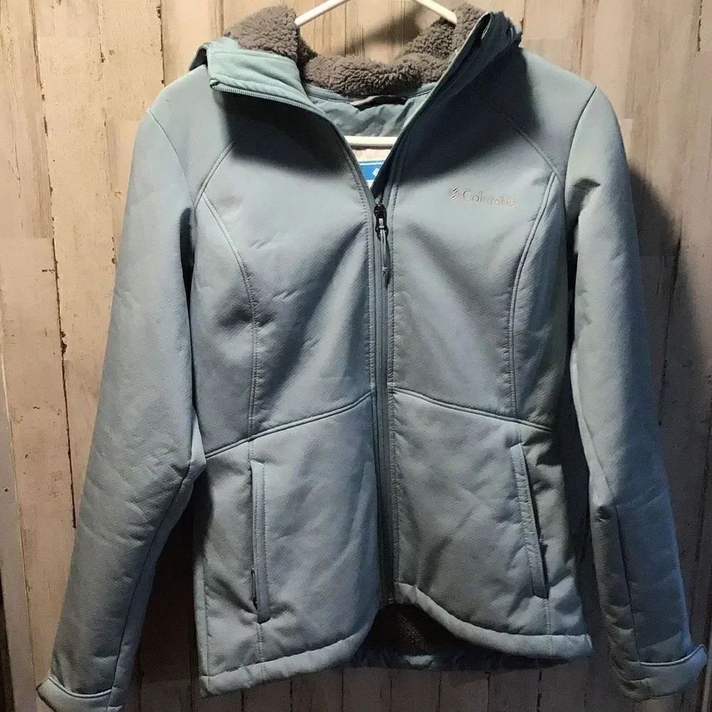 Ladies Columbia hooded jacket size small light dirty cuffs and one spot should w
